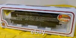 Bachmann NEW YORK CENTRAL powered engine HO scale ////