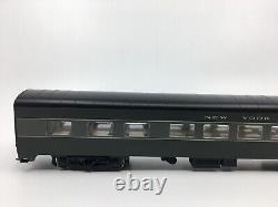 HO Walthers 932-9316 New York Central 20th Century Limited 68 Seat Diner Car NYC