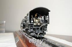 Lionel NY Central1-700E/display case. Post War Steam Engine. Run once to test