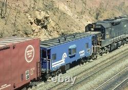 NEW YORK CENTRAL GP20 (DCC) and CONRAIL N7A Caboose (lighted)